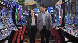 Tampilan meja Live Casino purislot dengan dealer profesional dan streaming video HD yang jelas